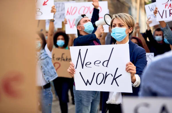 Large Group People Protesting Losing Jobs Due Coronavirus Pandemic Focus — Stockfoto