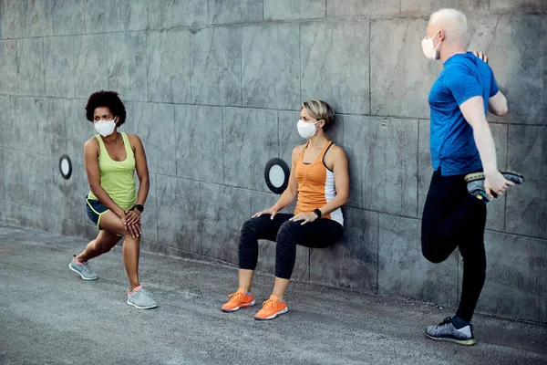 Small Group Athletic People Wearing Protective Face Masks Doing Relaxation — Photo