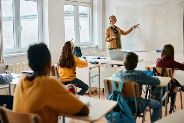 Happy Elementary Teacher Explaining Math Lesson Whiteboard Her Students Class — Stok Foto