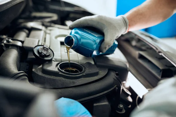 Close Car Mechanic Changing Engine Oil While Working Workshop — Fotografia de Stock