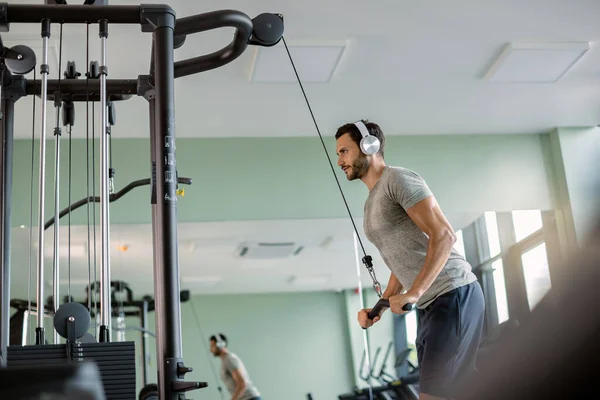 Sweaty Athletic Man Working Out Exercise Machine Health Club — ストック写真