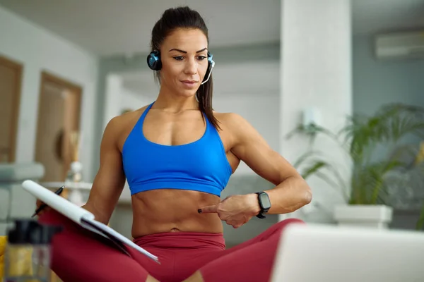 Young Fitness Instructor Using Laptop While Holding Online Exercise Class — 图库照片