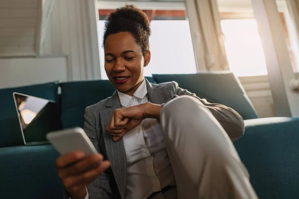 Low Angle View Smiling African American Businesswoman Using Smart Phone — Stock Fotó