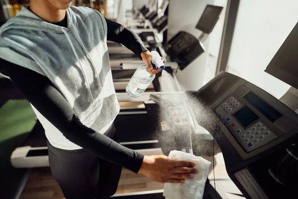 Unrecognizable Athletic Woman Spraying Treadmill Disinfectant Exercising Gym — ストック写真