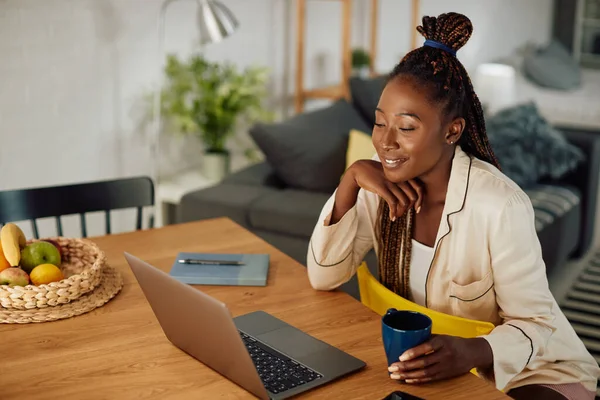 Young Happy Black Woman Drinking Coffee Surfing Net Laptop Home — Fotografia de Stock