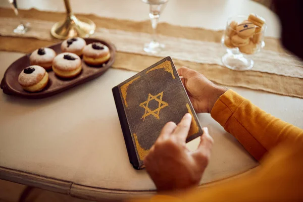 Close Van Religieuze Man Die Hebreeuwse Bijbel Leest Terwijl Hij — Stockfoto