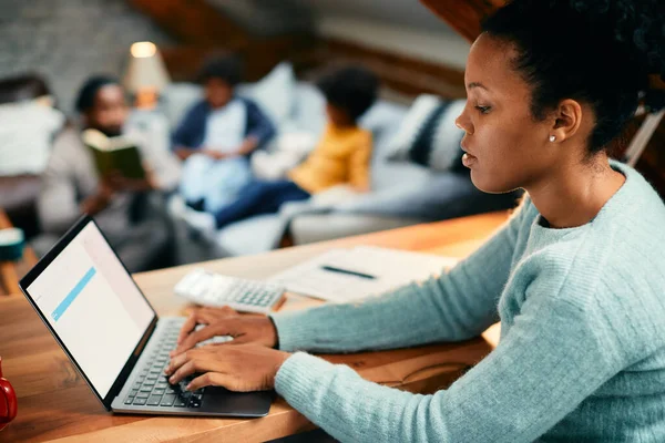 African American Entrepreneur Working Laptop Home While Her Family Background — Photo