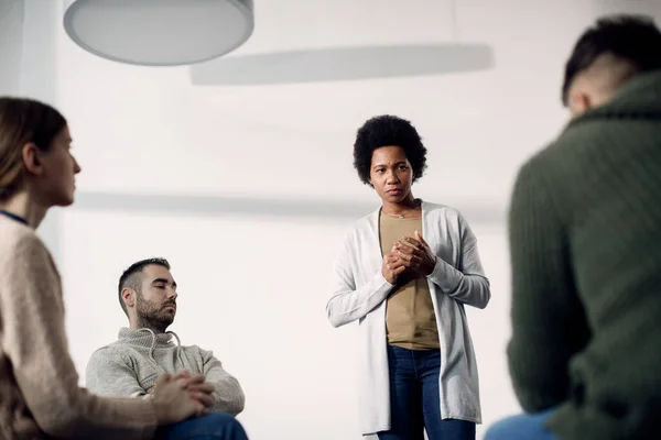 Distraught African American Woman Talking Her Problems Group Therapy — Stock Photo, Image