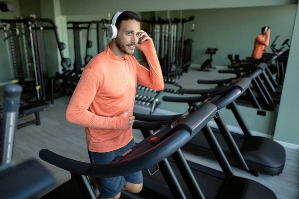 Male Athlete Headphones Running Treadmill Sports Training Gym — Φωτογραφία Αρχείου