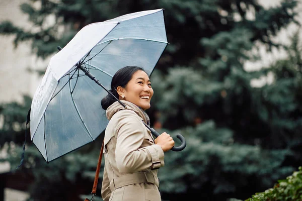 Young Happy Asian Businesswoman Umbrella Walking City — Zdjęcie stockowe