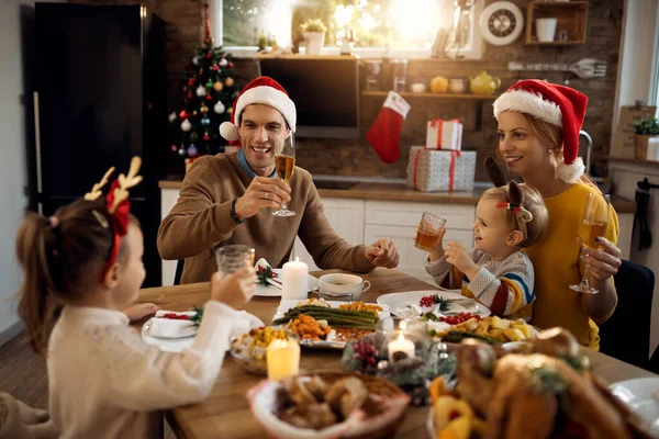 Gelukkige Ouders Hun Kleine Kinderen Toasten Tijdens Lunch Kerstdag Aan — Stockfoto