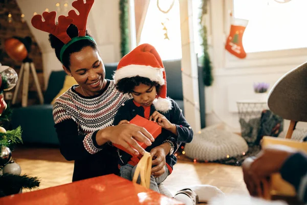 Happy African American Mother Daughter Opening Presents Christmas Day Home — Foto Stock
