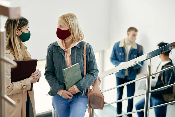 College Friends Communicating While Standing Hallway Wearing Protective Face Masks — Foto Stock