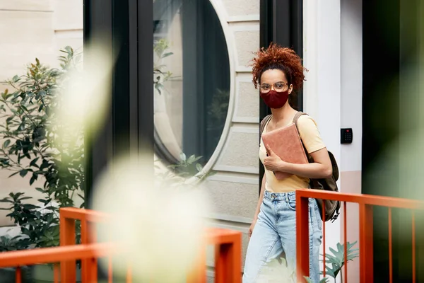 University Student Wearing Face Mask Campus Due Coronavirus Pandemic — ストック写真