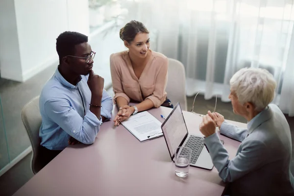 Young Woman Her African American Couple Talking Financial Advisor Meeting — Zdjęcie stockowe