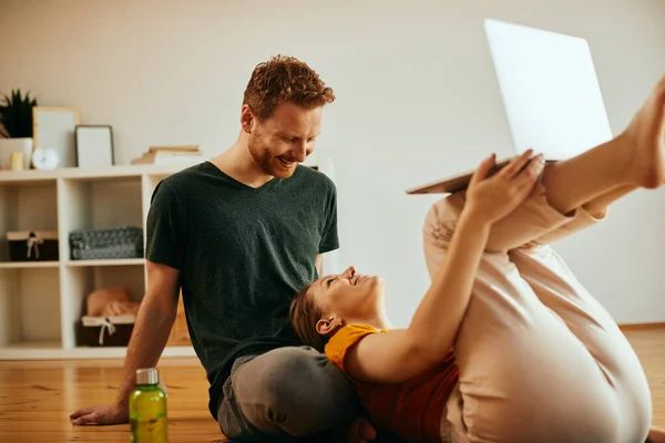 Smiling Woman Having Fun While Using Laptop Talking Her Boyfriend — Zdjęcie stockowe