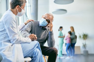 Karbondioksit-19 salgını sırasında, klinikte onunla iletişim kurarken, aklı başından gitmiş olgun bir adamı teselli eden bir kadın doktor. Erkeğe odaklan..