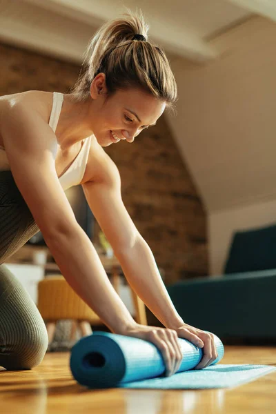 Young Female Athlete Preparing Her Exercise Mat Sports Training Home — Foto de Stock