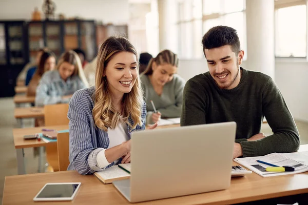 Happy College Friends Using Computer While Studying Together Classroom —  Fotos de Stock