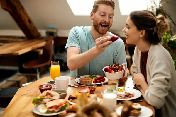 Romantic Couple Having Breakfast Together Morning Man Feeding His Girlfriend — стоковое фото