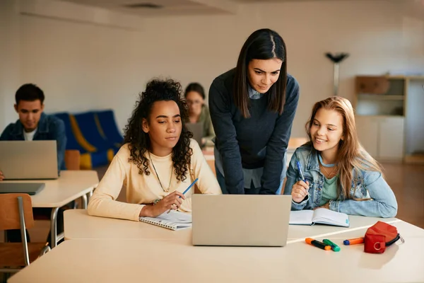 High School Students Using Laptop Help Computer Science Professor Classroom — Fotografia de Stock