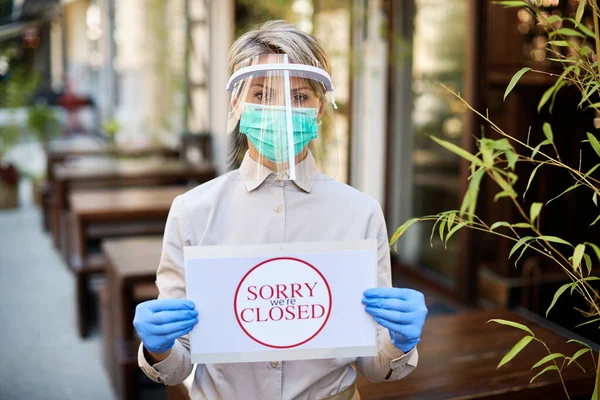 Waitress Protective Face Mask Visor Holding Closed Sign Outdoor Cafe — Foto Stock