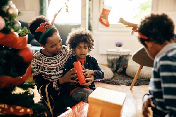 Happy African American Mother Kids Opening Christmas Presents Home — ストック写真
