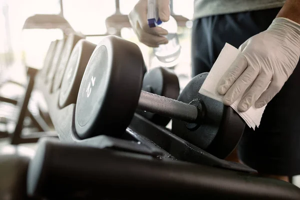 Close Athletic Man Cleaning Dumbbells Disinfectant Health Club Coronavirus Epidemic — Fotografia de Stock