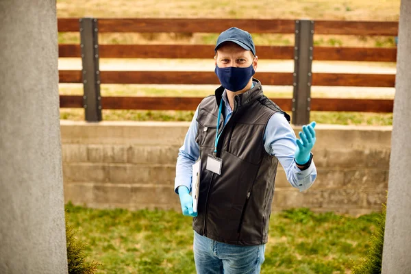 Smiling Deliverer Face Mask Gloves Making Home Delivery Coronavirus Pandemic — Stock fotografie