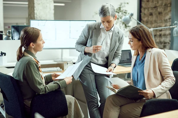 Executive Manager Going Business Reports Her Female Coworkers While Working — Foto de Stock