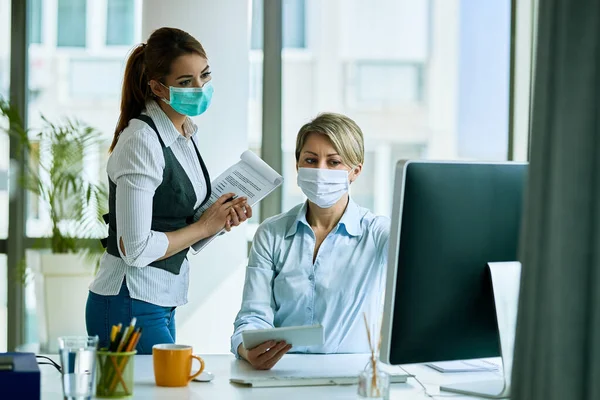Female Business Colleagues Face Masks Working Office Reading Mail Computer — 스톡 사진