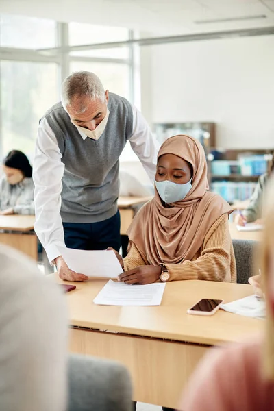 Mature Teacher Assisting African American Muslim Student Class University Wearing — Foto Stock