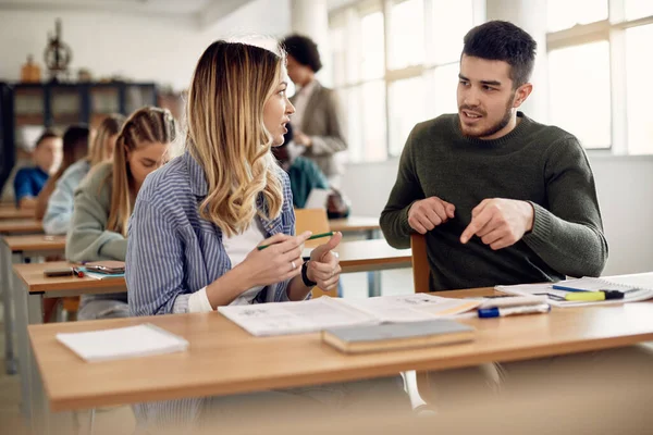 University Student His Female Friend Communicating While Going Lecture Classroom — Fotografia de Stock