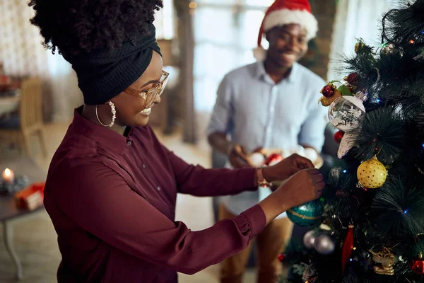 Happy African American Woman Enjoying Decorating Christmas Tree Her Husband — Stock fotografie