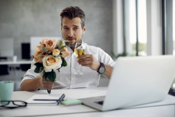 Romantic Businessman Holding Bouquet Flowers Drinking Wine While Talking His — Φωτογραφία Αρχείου