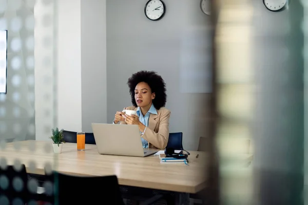 Black Businesswoman Using Computer While Drinking Coffee Office Copy Space — Foto de Stock