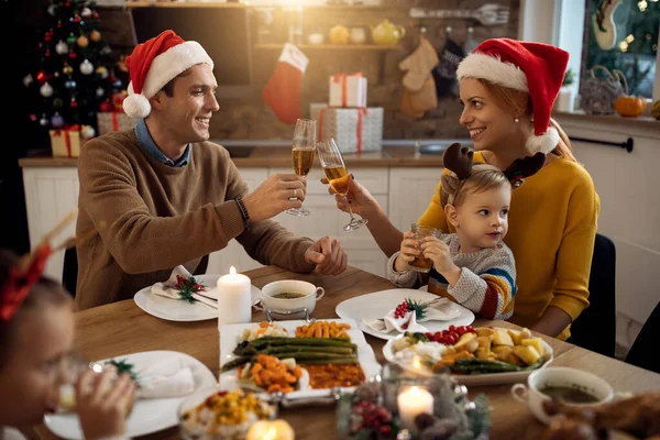 Jonge Gelukkige Familie Genieten Kerstlunch Aan Tafel Ouders Proosten Met — Stockfoto