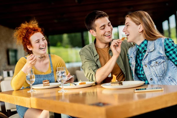 Cheerful Friends Having Fun While Sharing Dessert Cafe Focus Young — Foto de Stock