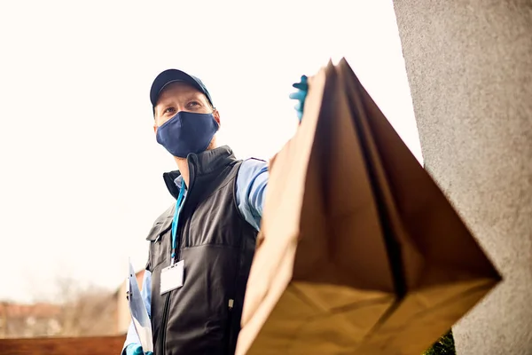 Low Angle View Delivery Man Delivering Package Wearing Protective Face — Stock fotografie