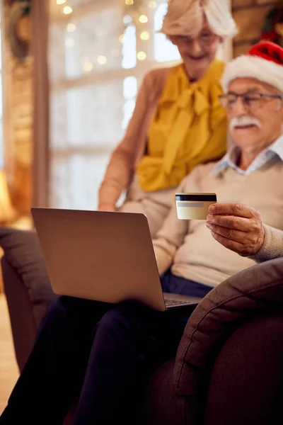 Close Senior Couple Using Credit Card Laptop While Buying Online — Photo