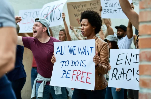 African American Woman Carrying Banner While Participating Racism Demonstrations City — Stok fotoğraf