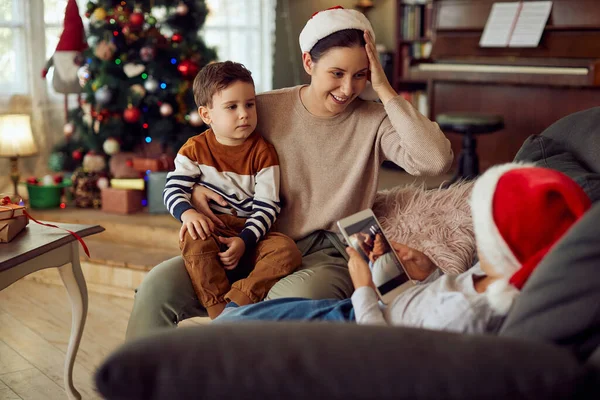 Happy Mother Talking Her Sons While Spending Christmas Together Home — ストック写真