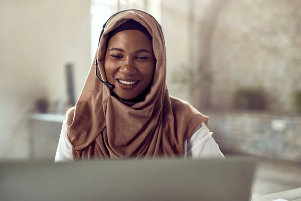 Happy Muslim Customer Service Representative Working Computer Call Center — Φωτογραφία Αρχείου