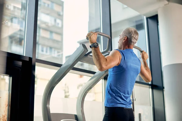 Mature Athletic Man Exercises Pull Ups While Working Out Heal — ストック写真