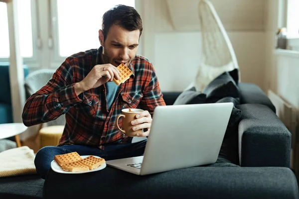 Smiling Man Using Laptop While Drinking Coffee Eating Waffle Living — Photo