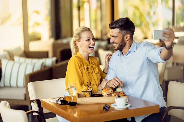 Cheerful Couple Taking Selfie Smart Phone While Eating Restaurant — Zdjęcie stockowe