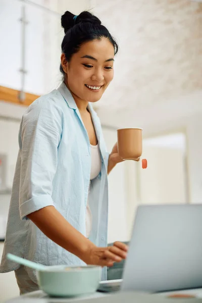 Young Asia Woman Drinking Tea While Surfing Net Laptop Morning — 图库照片