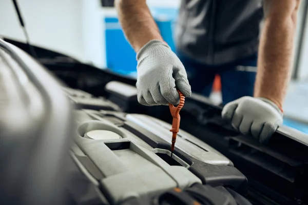 Close Auto Repairman Checking Car Oil Workshop — Fotografia de Stock