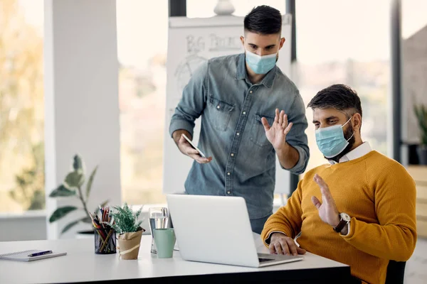 Two Entrepreneurs Wearing Face Masks While Using Laptop Greeting Someone — Foto Stock