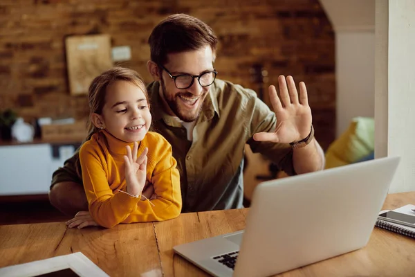 Ευτυχισμένος Πατέρας Και Κόρη Χρησιμοποιώντας Laptop Και Χαιρετίζοντας Κάποιον Κατά — Φωτογραφία Αρχείου